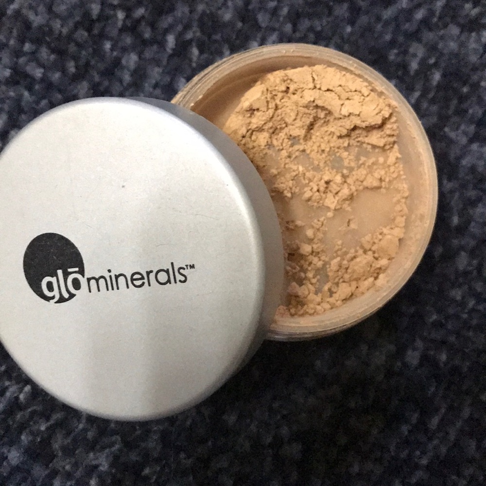 Glo minerals powder face foundation